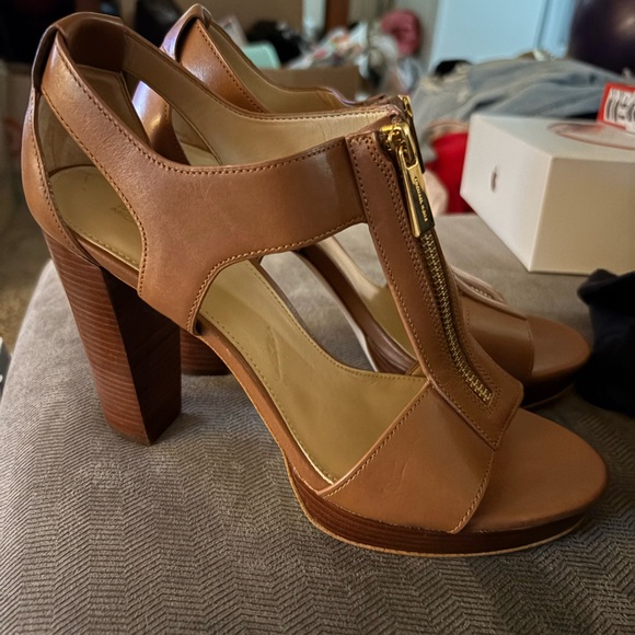 Micheal Kors brown heel size 8 - Picture 2 of 3
